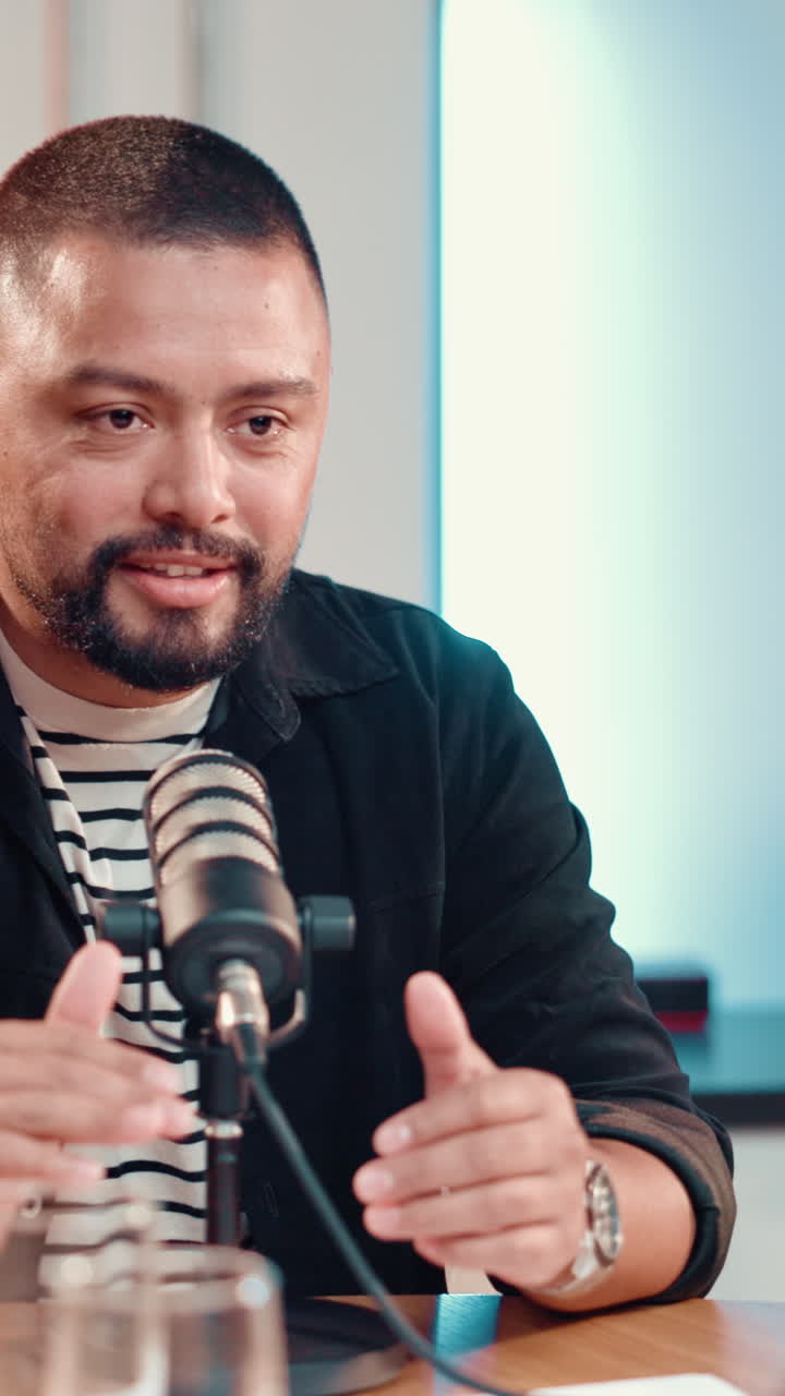 Uomo che registra podcast in studio