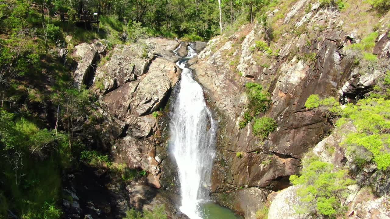 acercamiento lento a cedar creek falls australia, matorrales australianos escénicos, día brillante