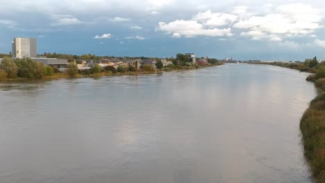 Overlooking-the-Schelde-river-in-Antwerp,-Belgium