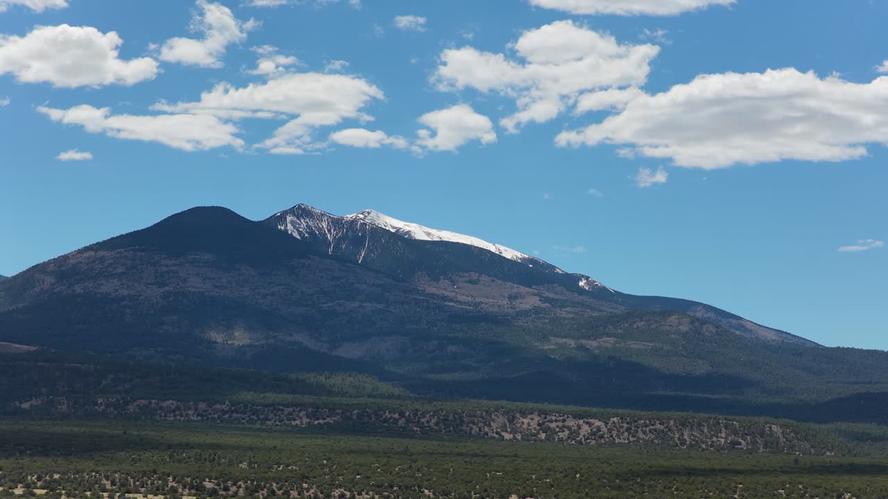 Una ripresa ravvicinata con drone cattura le intricate texture della neve sulla cima del Humphreys Peak. Questo filmato di montagna ad alta quota in Arizona è ideale per la natura alpina e i media di viaggio invernali.