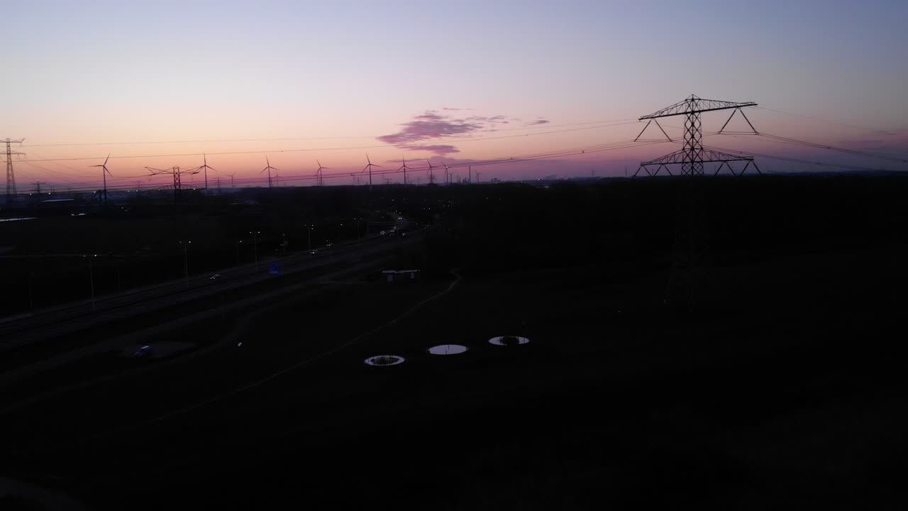 네덜란드 배경에 풍차가 있는 브릴스 미어 근처의 국도에서 교통량이 적다