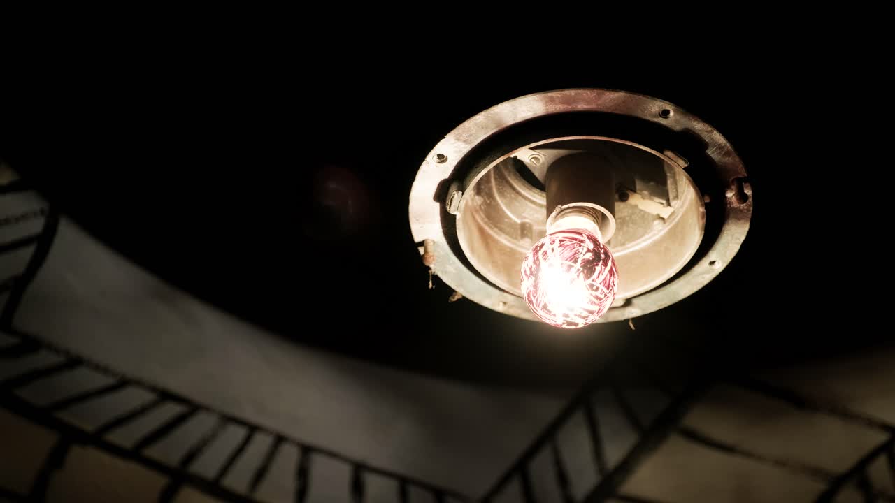 la luz abstracta se enciende en una vieja bombilla en una habitación abandonada. oscuridad
