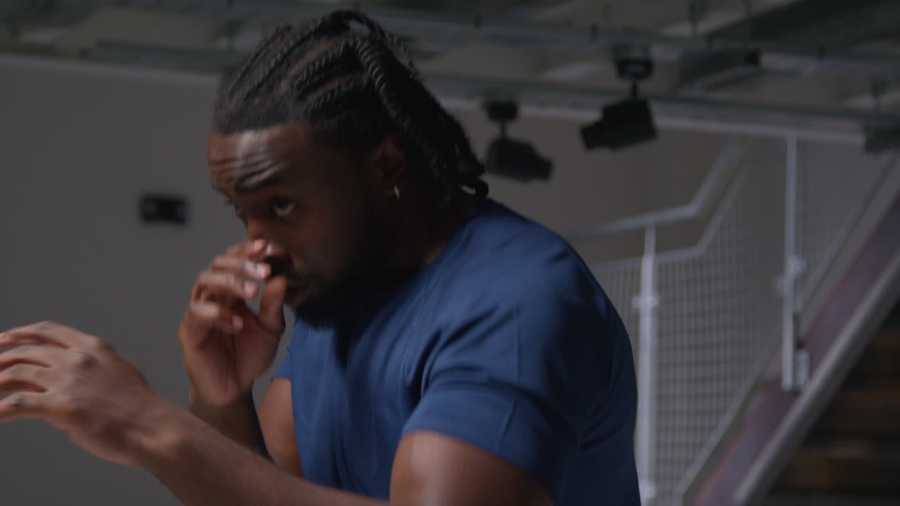 atleta o boxeador masculino entrenando en el gimnasio luchando y calentándose preparándose para un evento deportivo o pelea 4