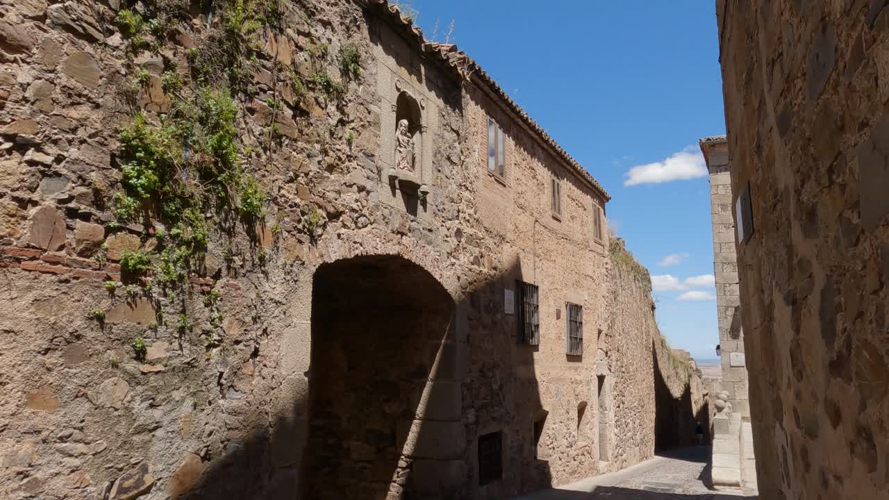 pintoresca calle de piedra de la ciudad vieja de caceres en españa, tiro inclinado hacia abajo