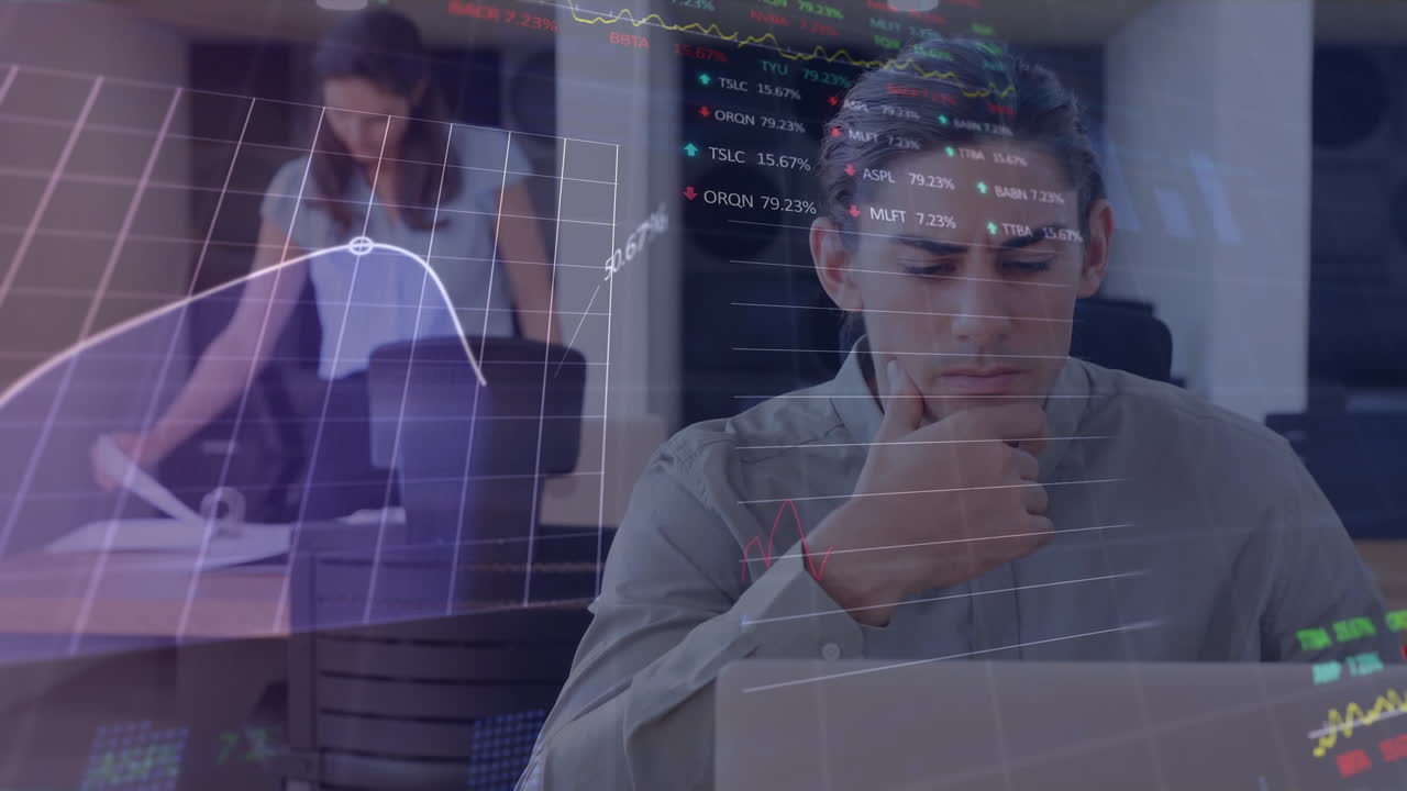 animación del procesamiento de datos sobre el empresario caucásico en la oficina