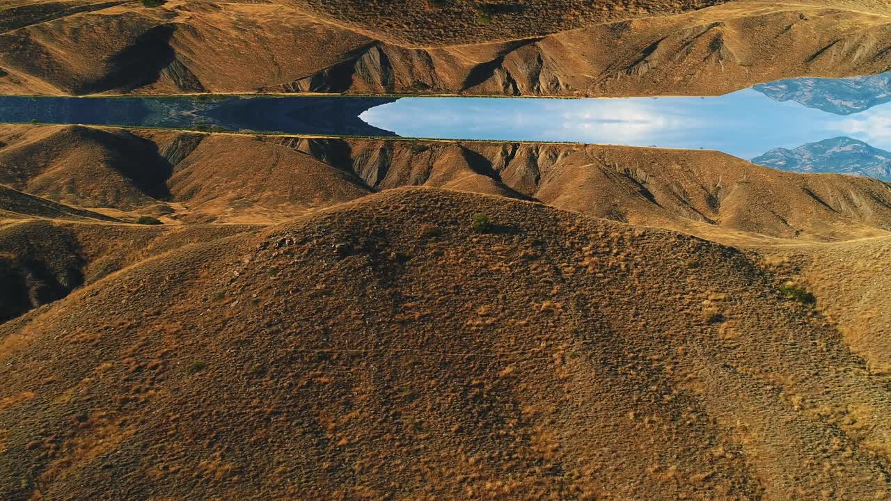 vista aérea de un valle con un reflejo del lago