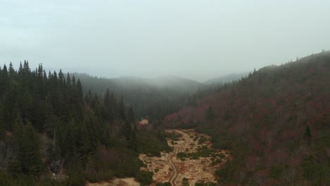 nubes brumosas sobre huellas de neumáticos de montaña, vista aérea