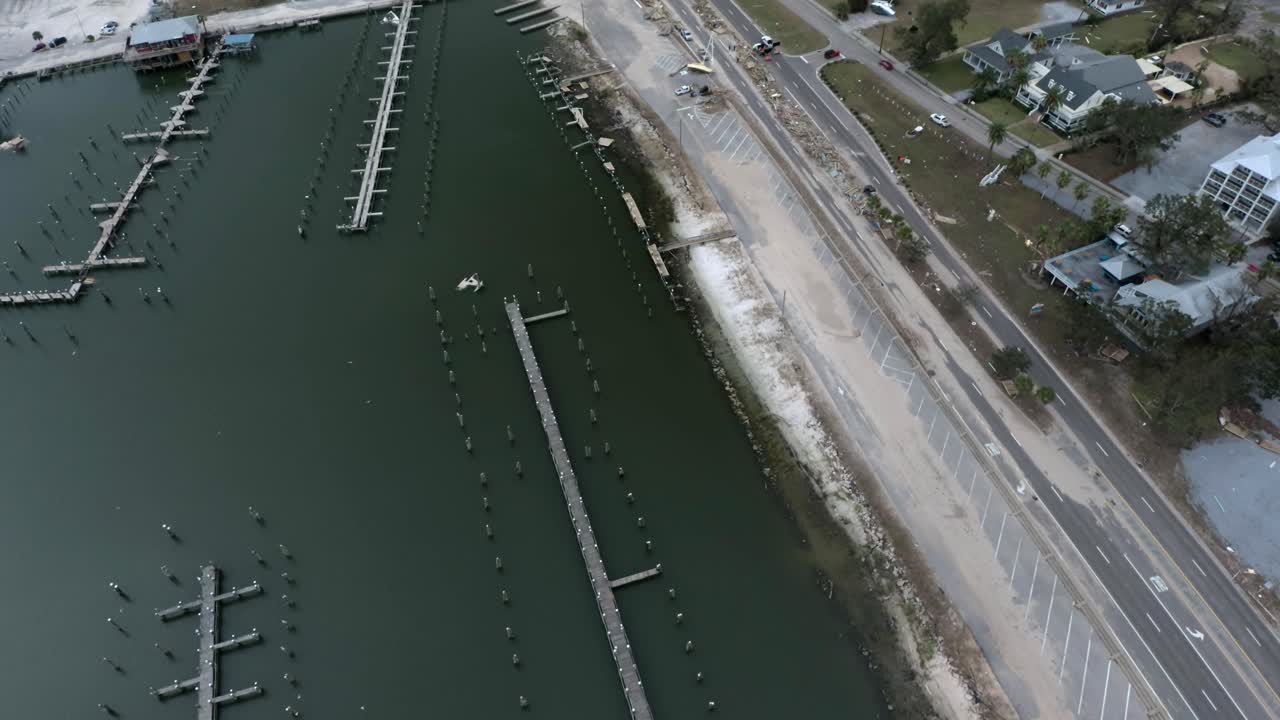 만 연안에서 대서양 중부까지 강한 바람과 폭우를 몰고 온 허리케인으로 인해 건물이 손상되었습니다.