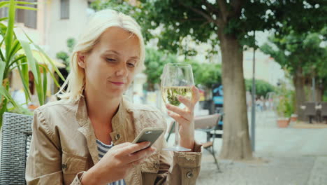Frau-Trinkt-Wein-Und-Benutzt-Smartphone