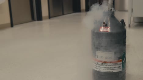 producción de vapor durante la transferencia de nitrógeno líquido de un tanque de almacenamiento a un dewar - de cerca