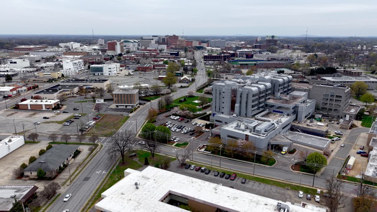 Flygfoto som zoomar ut från High Point, NC, North Carolina
