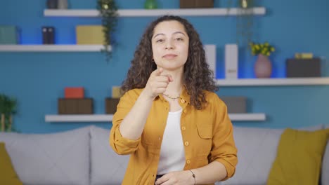 Mujer-Joven-Dando-Un-Discurso-Motivacional-A-La-Cámara.