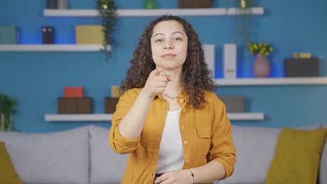 mujer joven dando un discurso motivacional a la cámara.