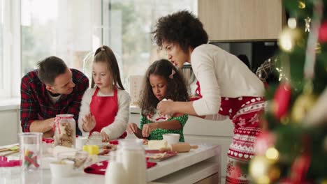 Familie-Backt-Leckere-Kekse-Für-Weihnachten