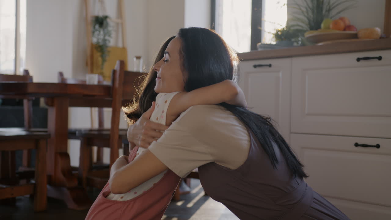 엄마와 딸 포옹