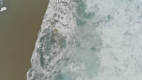 Río-Congelado-Con-Una-Emocionante-Zona-De-Aguas-Abiertas-En-Hielo.