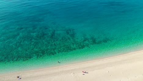 Weißer-Sand-Und-Blaues-Wasser-Des-Mittelmeers-Von-Oben