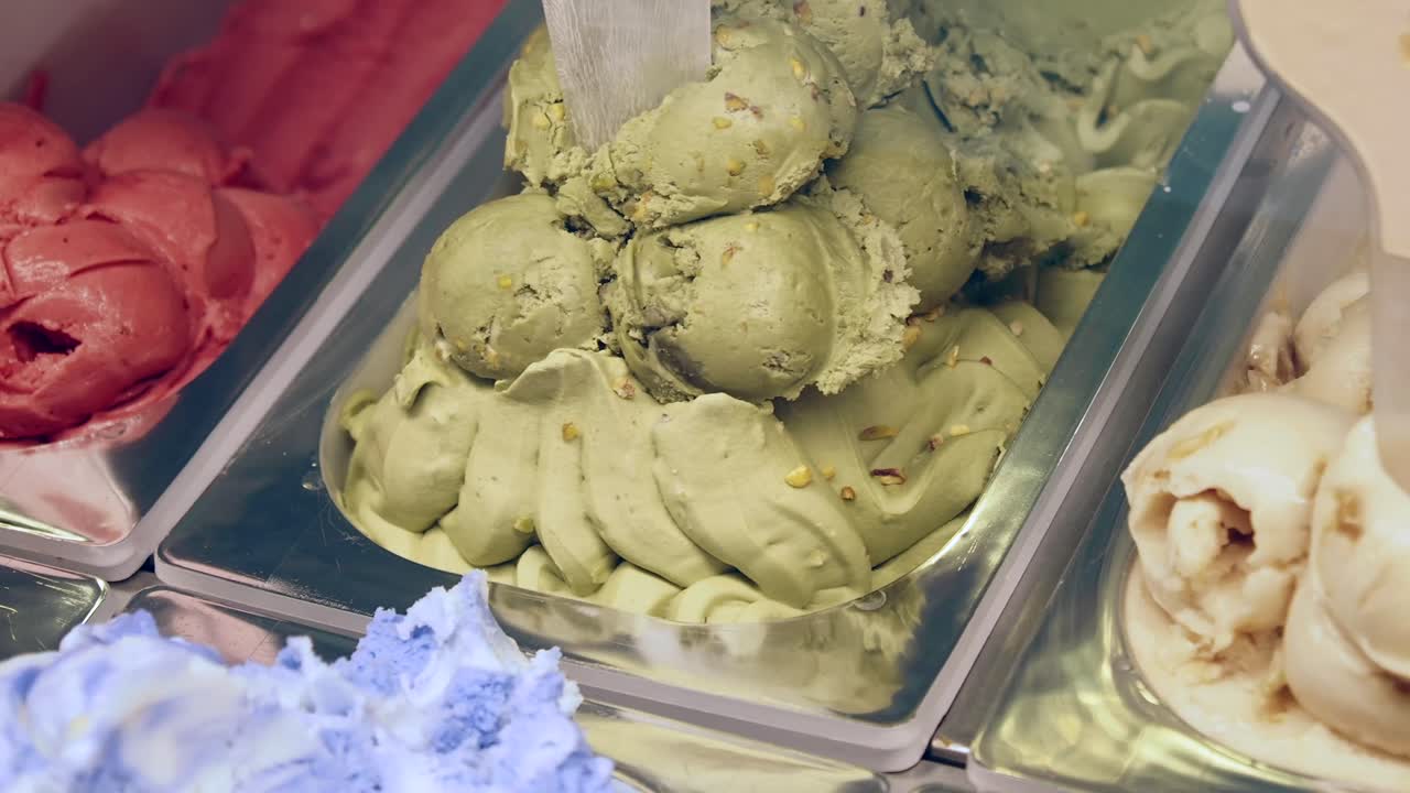 Un assortimento di deliziosi sapori di gelati