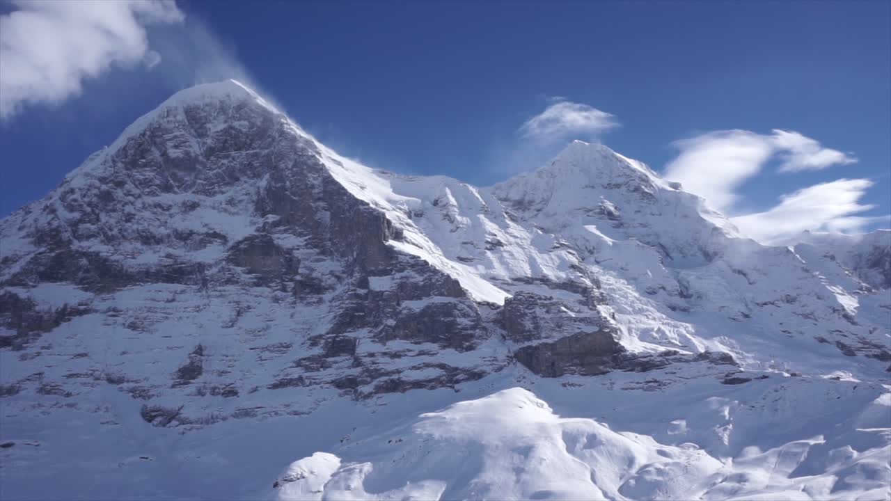 beckenried의 겨울 스키장에서 사람과 체어리프트가 있는 스위스 알프스의 스키장