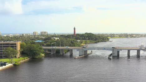주피터 플로리다 인 등대 (jupiter florida inlet lighthouse) 의 도로 다리 위의 공중 사진