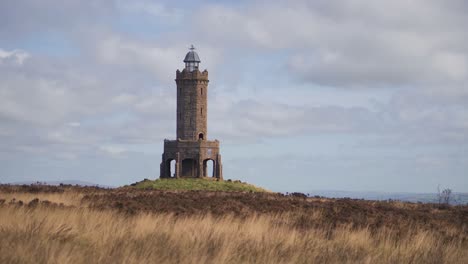 una vista de la torre darwen en lancashire en un día ventoso