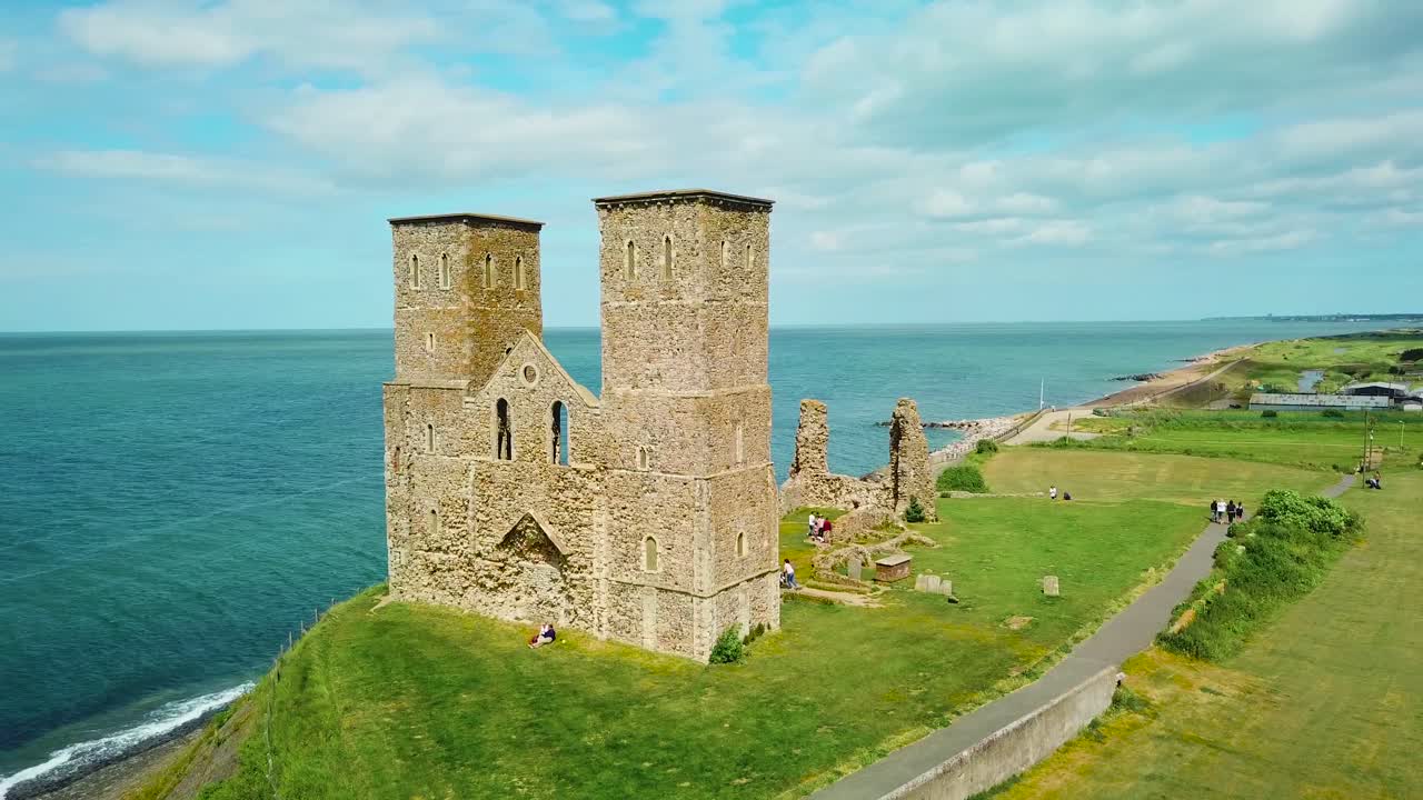 reculver 타워 위의 아름다운 드론 공중은 영국 켄트의 버려진 수도원을 탑니다.