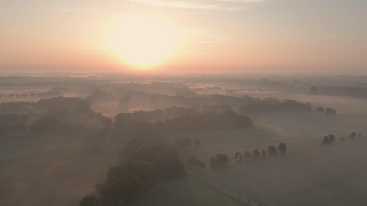 туманный восход солнца над сельским пейзажем