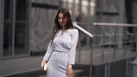 Mujer-Joven-Con-Estilo-En-Un-Vestido-Posando-Y-Girando-Frente-A-La-Cámara