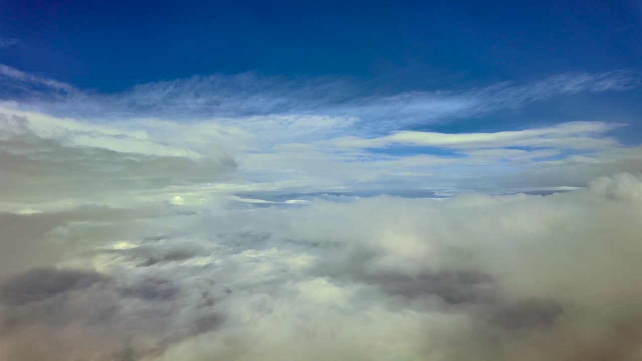 En medrivende pilotudsigt fra cockpittet af et jetfly i supersonisk hastighed gennem lag af æteriske skyer med en regnbue i forruden. Ultrarealistiske 4K-optagelser.