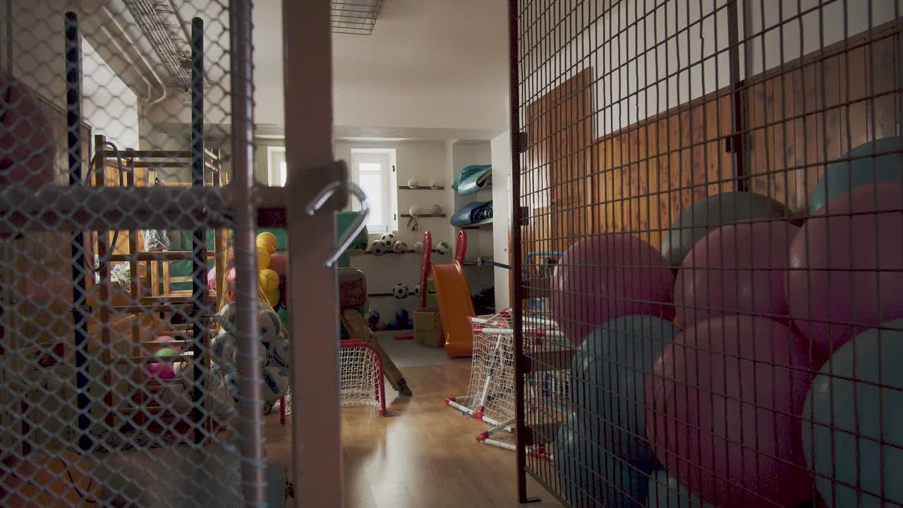 피트니스 활동을 위한 운동 보조 기구의 학교 창고