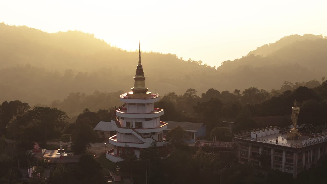 Pagoda en Wat Teepangkorn y Buda Dorado a la derecha (1 de 2).