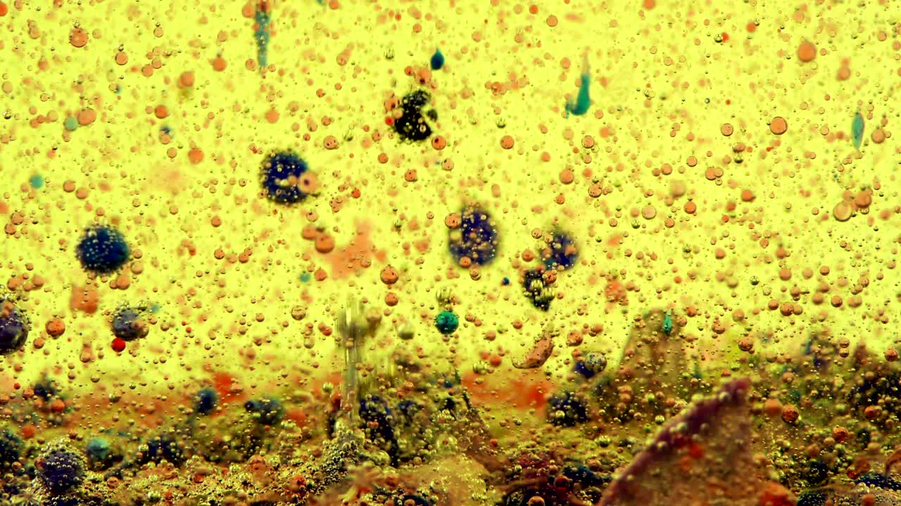 burbujas de agua detrás del fondo de vidrio