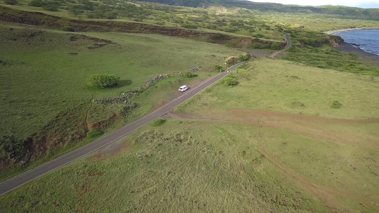 열린 해안선을 따라 운전하는 cmapervan의 항공 영상