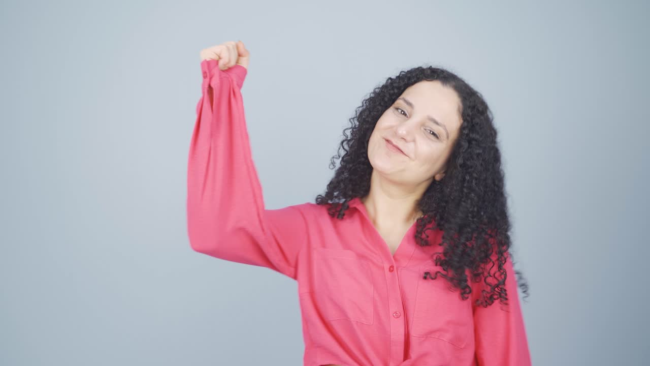 la joven feliz se regocija.