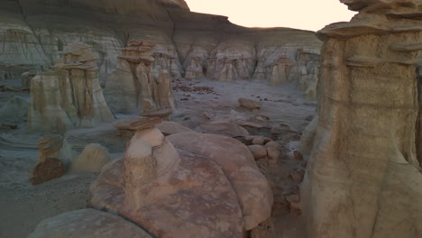 Bisti-De-na-zin-Desierto---Los-Hoodoos-Del-Cañón-Del-Atardecer-Retroceden