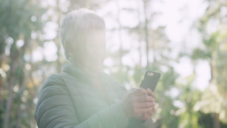 Freiheit,-Lachen-Und-Telefon-In-Den-Händen