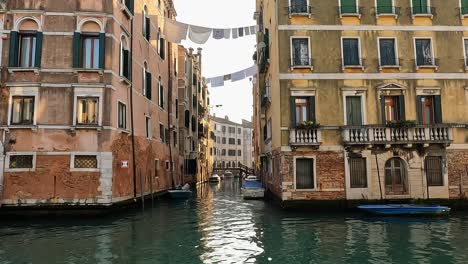 toma manual de casas con ropa tendida en venecia, italia.