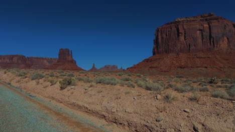 conduciendo en el valle del monumento en utah y arizona