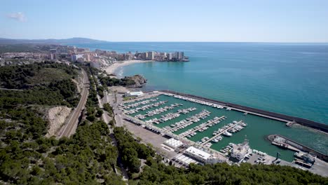 Langsamer-4K-Drohnenflug-Mit-Luftaufnahmen-über-Den-Hügel-Des-Sporthafen-Seesportclubs-Oropesa-Del-Mar-Im-Mittelmeer-In-Spanien