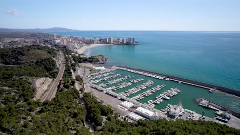 lento vuelo de drones de 4k por imágenes aéreas sobre la colina de oropesa del mar puerto deportivo club náutico en el mar mediterráneo en españa