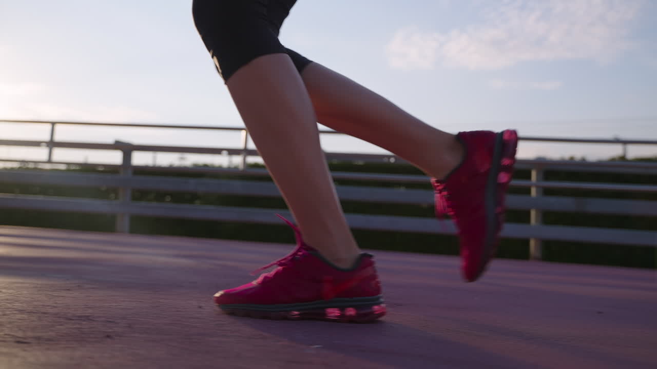 야외에서 달리는 여자