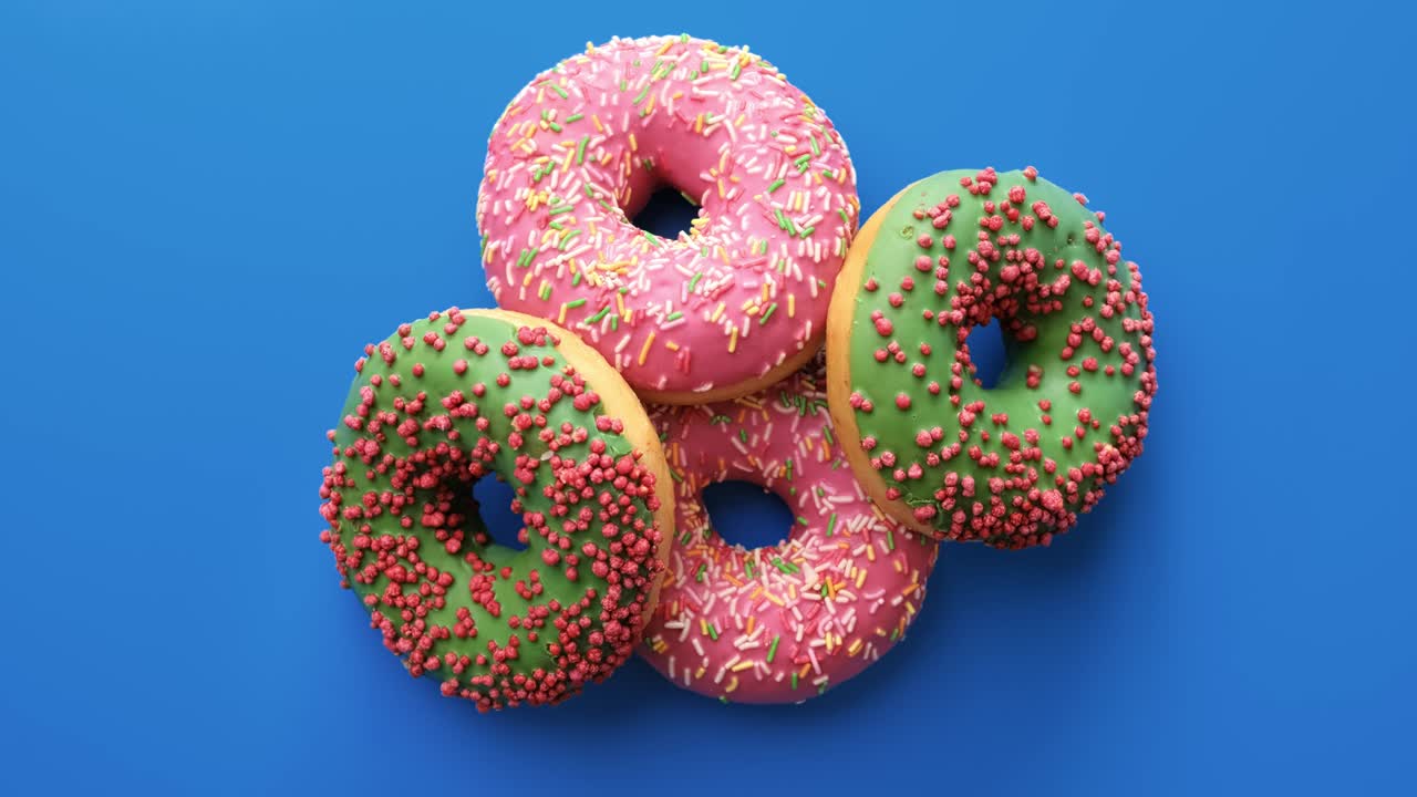 4k에서 빨간 카메라로 촬영 된 파란색에서 고립 된 다채로운 아이싱으로 도을 보십시오.