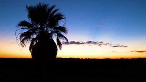 Una-Hermosa-Puesta-De-Sol-Tomada-En-El-Sur-De-Texas,-Con-Una-Cresta-De-Color-Rojo-Intenso-Y-Naranja-Sobre-El-Horizonte