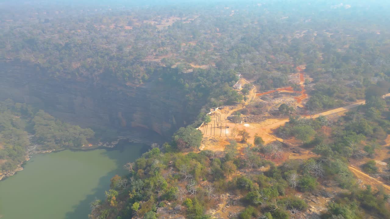las cascadas de rajdari y devdari se encuentran dentro del exuberante santuario de vida silvestre de chandraprabha vista desde un avión no tripulado