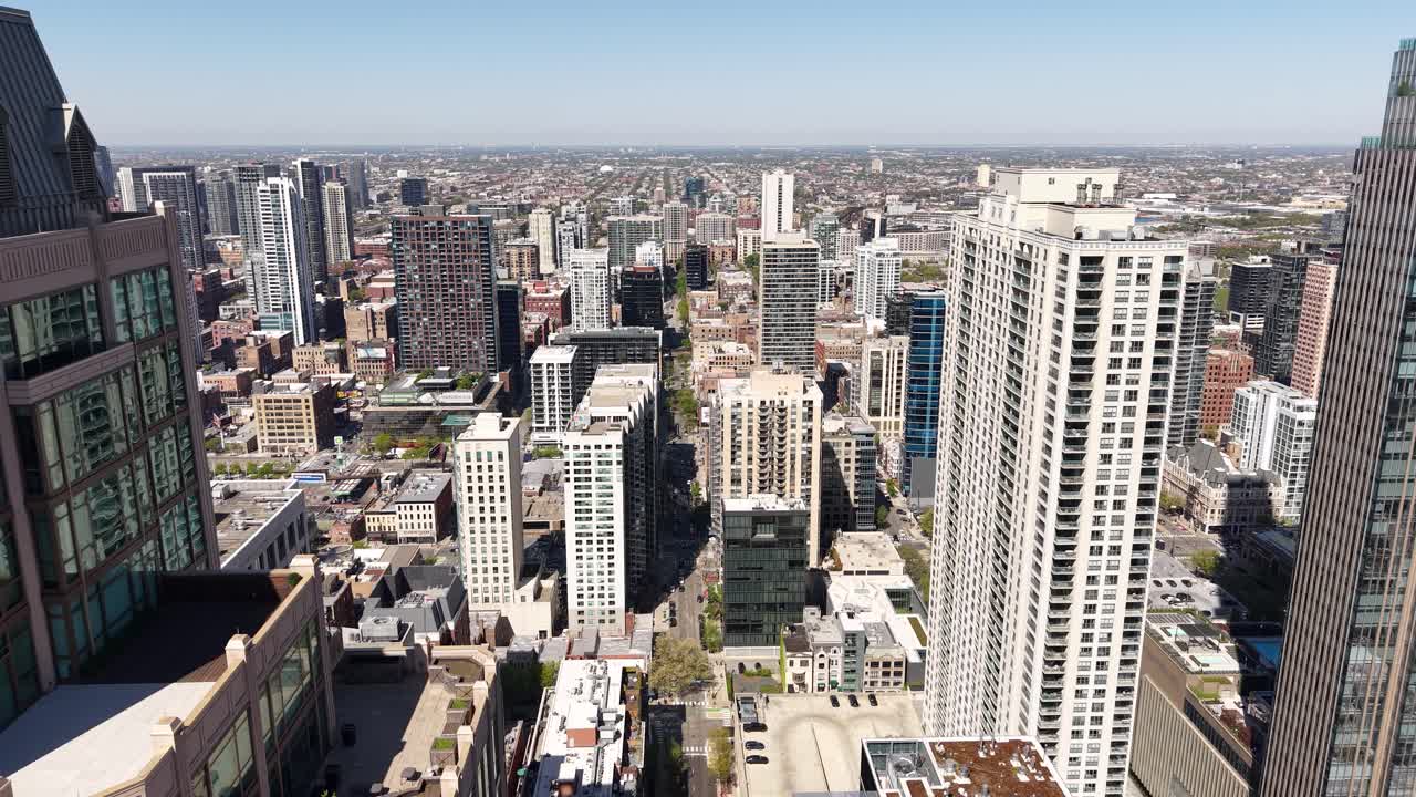Chicago USA, droneoptagelse af ejerlejlighedstårne og bygninger i kvartererne Streeterville og River North