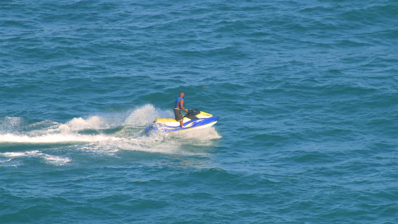 제트 스키 맨 슬로우 모 24fps uhd