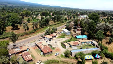 Vista-Aérea-De-Drones-Mercado-Al-Aire-Libre-En-La-Ciudad-De-Loitokitok,-Kenia-Y-Monte-Kilimanjaro--Pueblo-Rural-De-Kenia