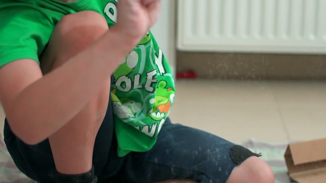 가까운, 느린 움직임 120fps 백인 6 살 소년의 영상, 놀라운 장난감을 드러내기 위해 기저귀를 는, 측면 뷰, 기울어