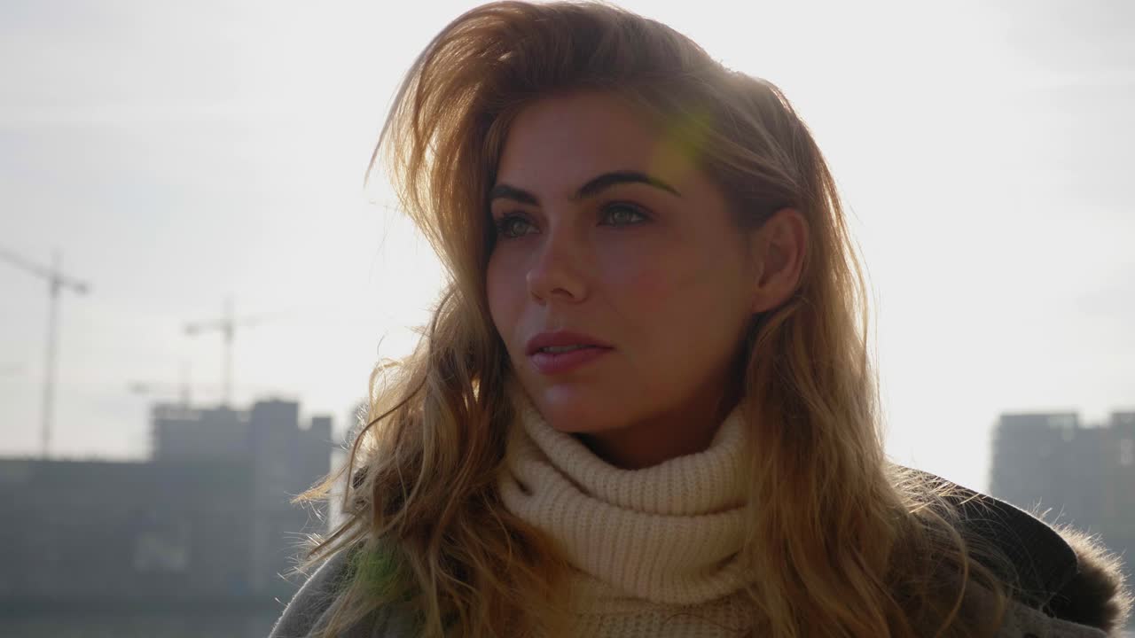 sol siluetas joven mujer bonita perdida en sus pensamientos