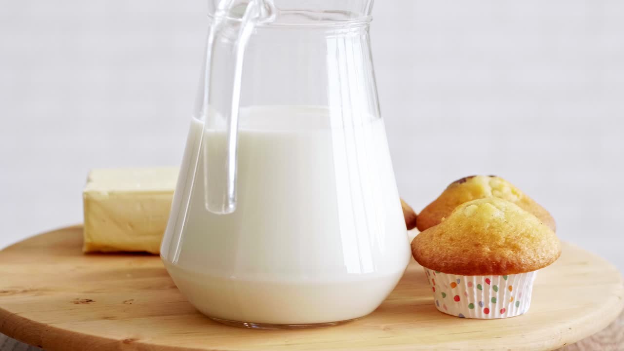 pastelitos de chocolate hechos en casa en la mesa